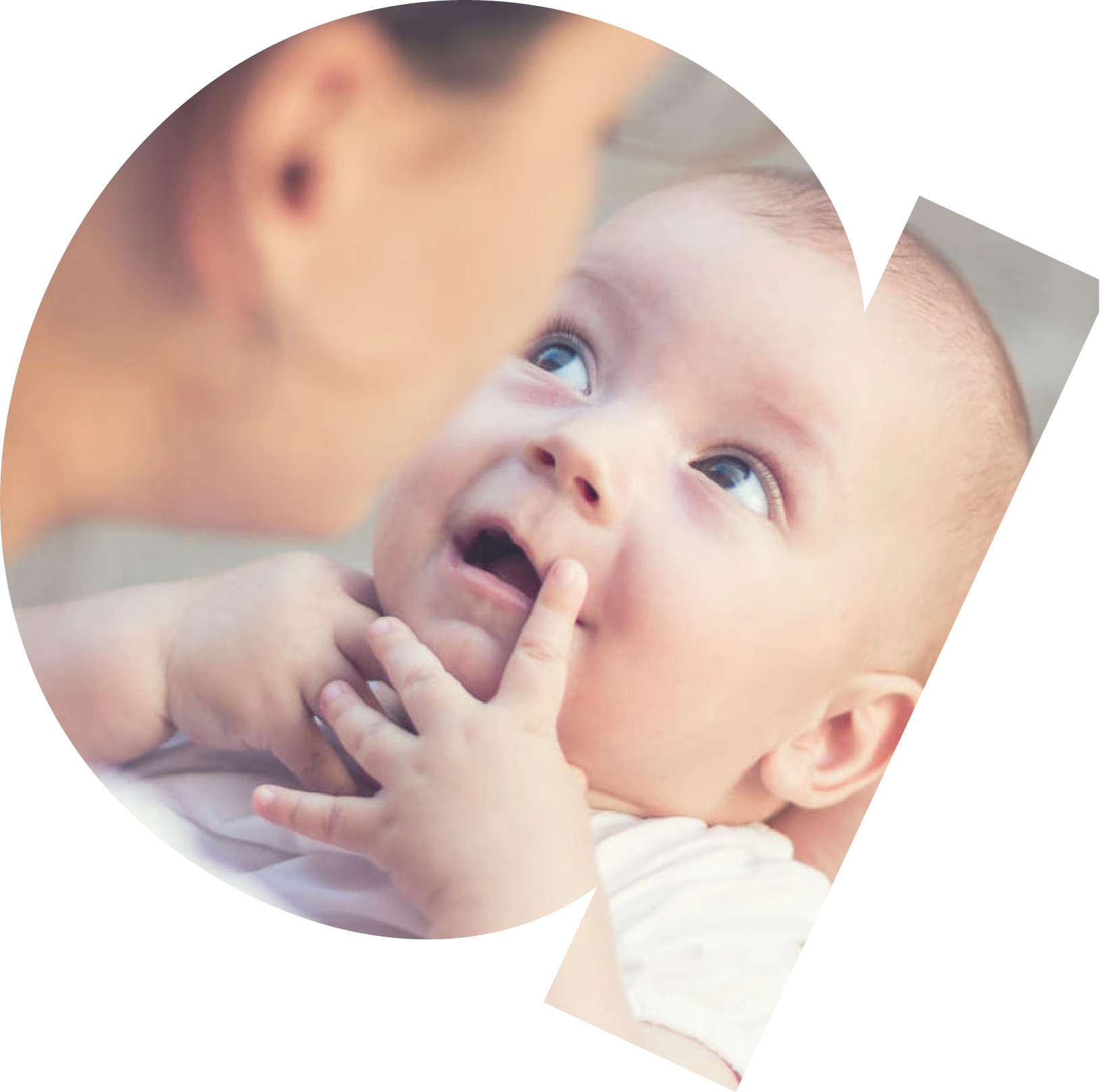 Photo d'un bébé dans les bras de sa mère